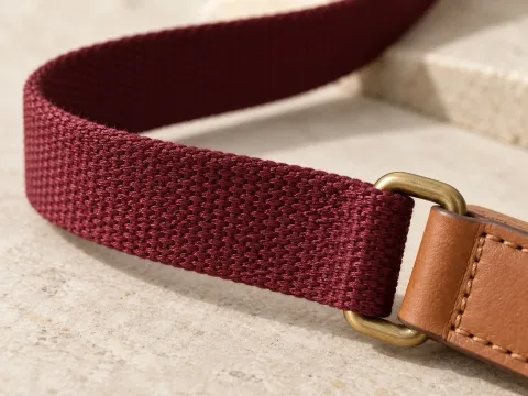 Deri bağlantı parçasında bordo dar dokuma kolon